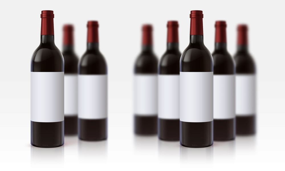 紅色葡萄飲料酒瓶樣機 3D玻璃容器與空白標簽的完美結合
